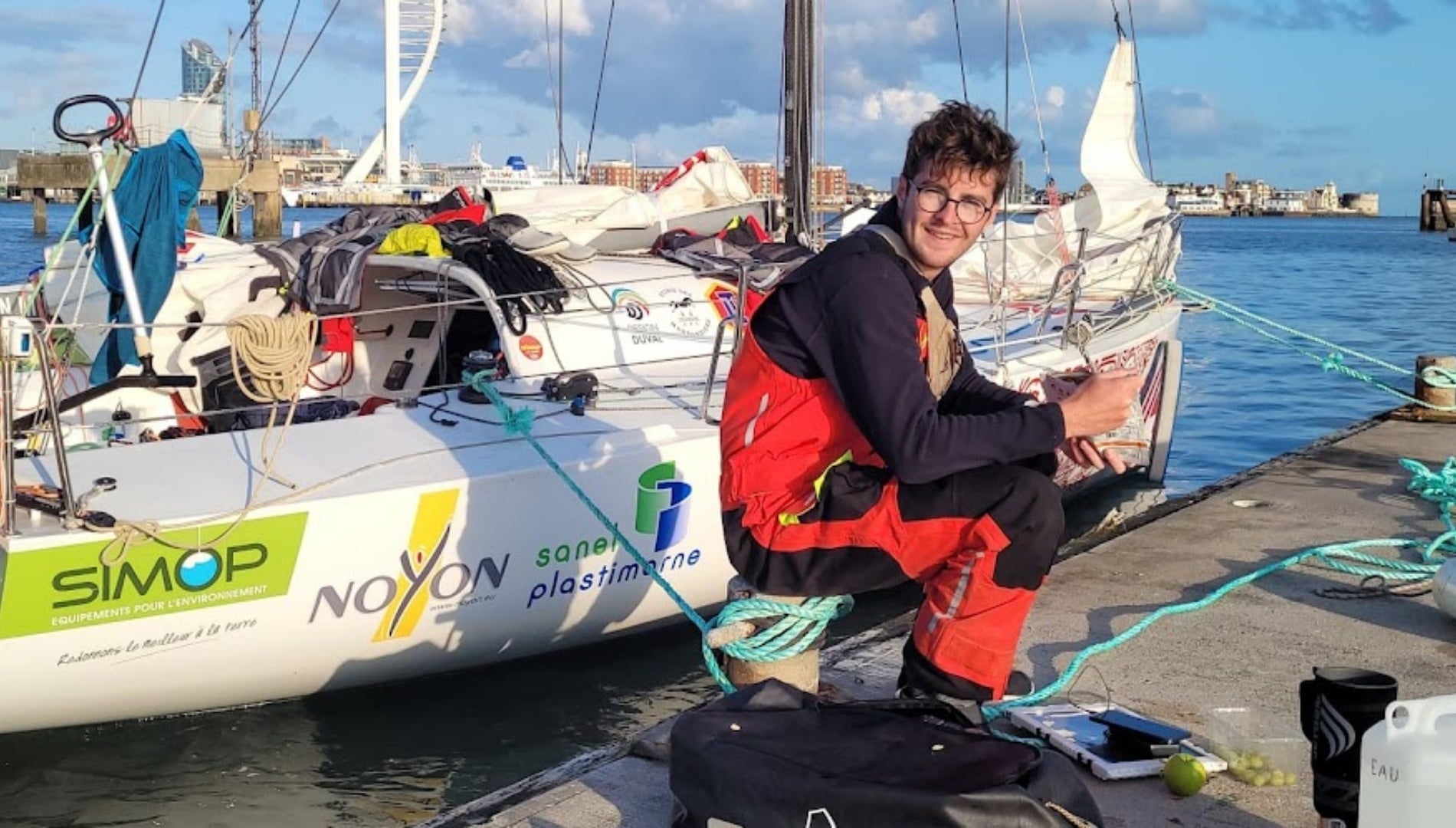 Marin skipper devant son bateau Satanas