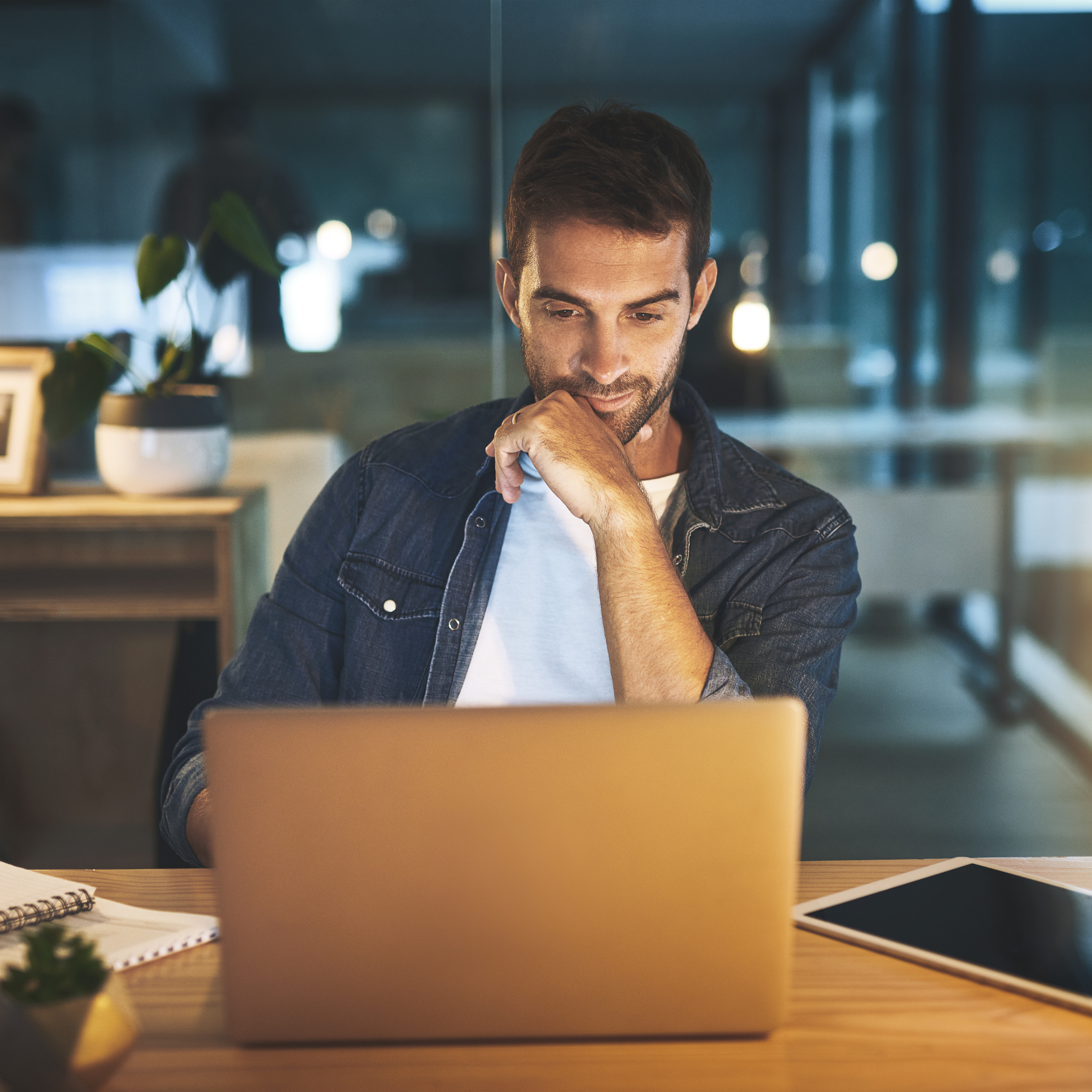 QuietPlugs en mode Quiet, personne sur son ordinateur pour une meilleure concentration