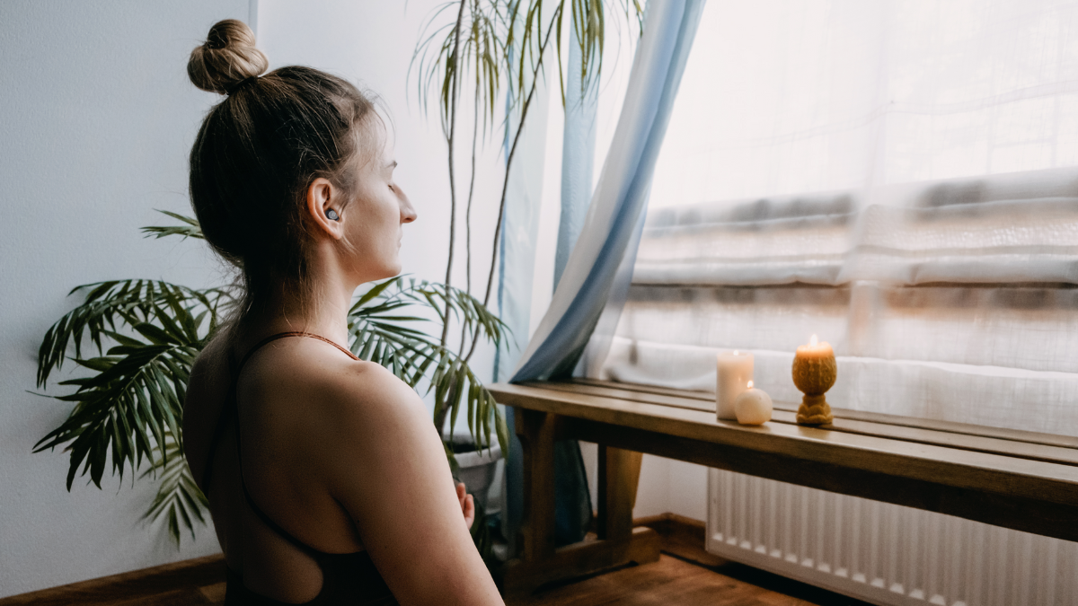 Personne portant les QuietPlugs pour méditer en silence