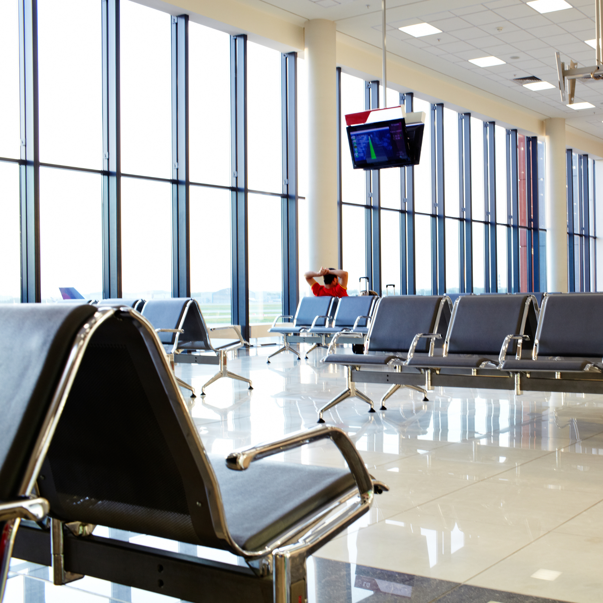 Intérieur d'aéroport, endroit pour se reposer avec le masque de sommeil AbsoluteBlack