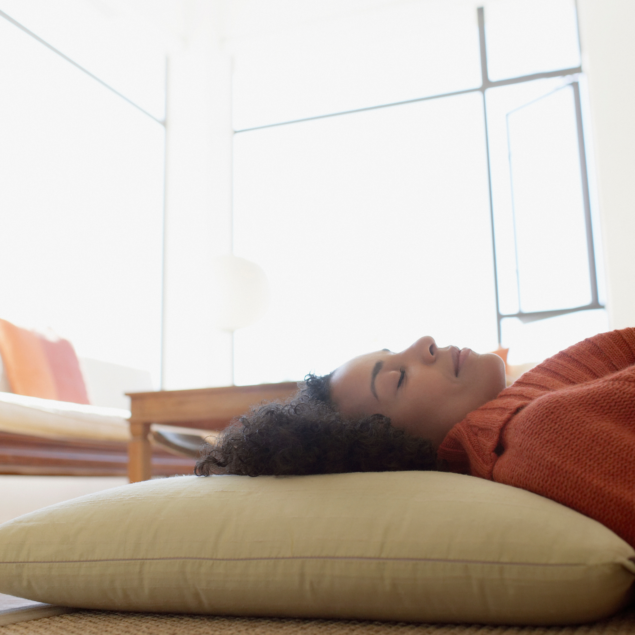 Personne faisant la sieste, situation idéale pour utiliser le masque de sommeil AbsoluteBlack