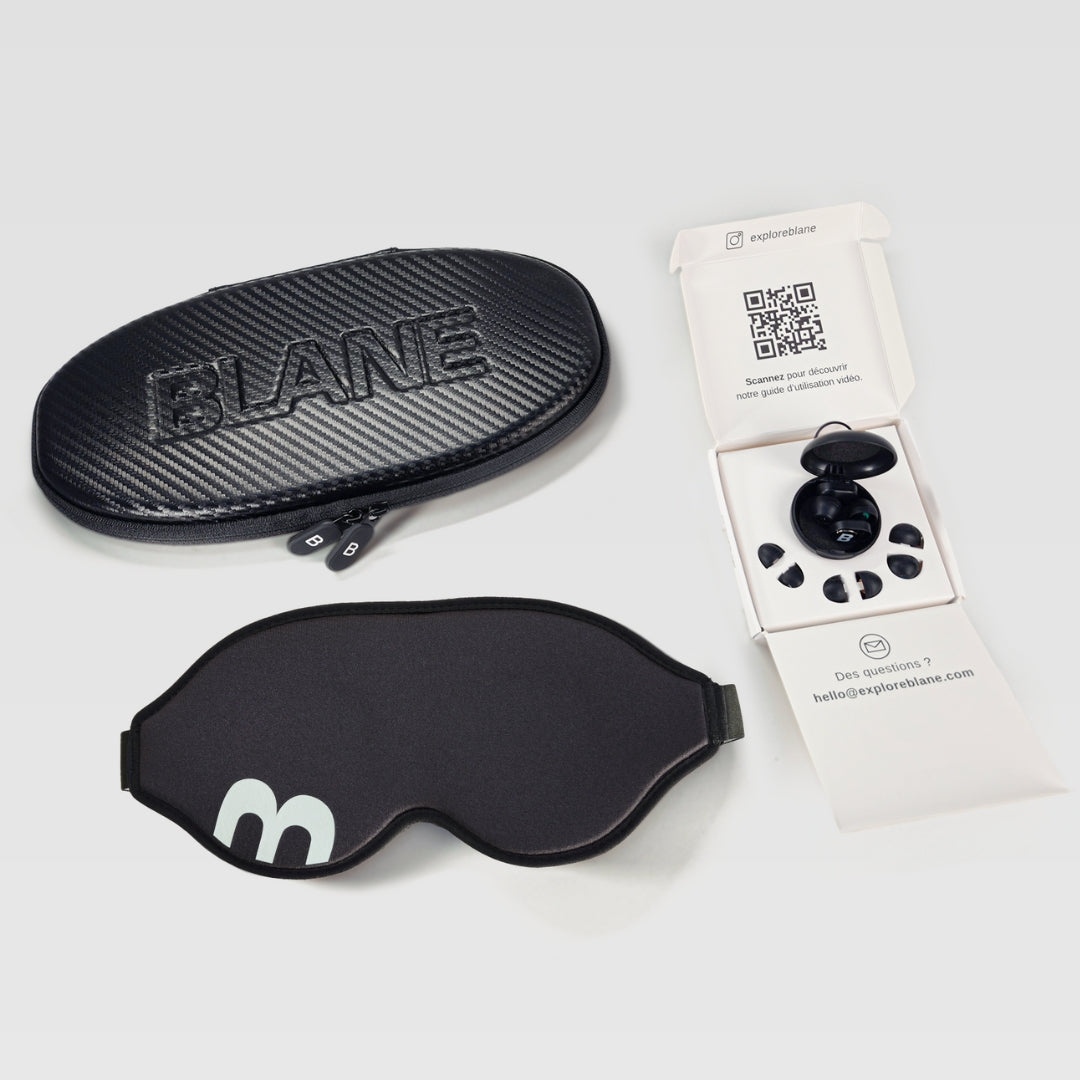 BlanePack – Vue de dessus avec masque de sommeil, bouchons d'oreilles et pochette de transport