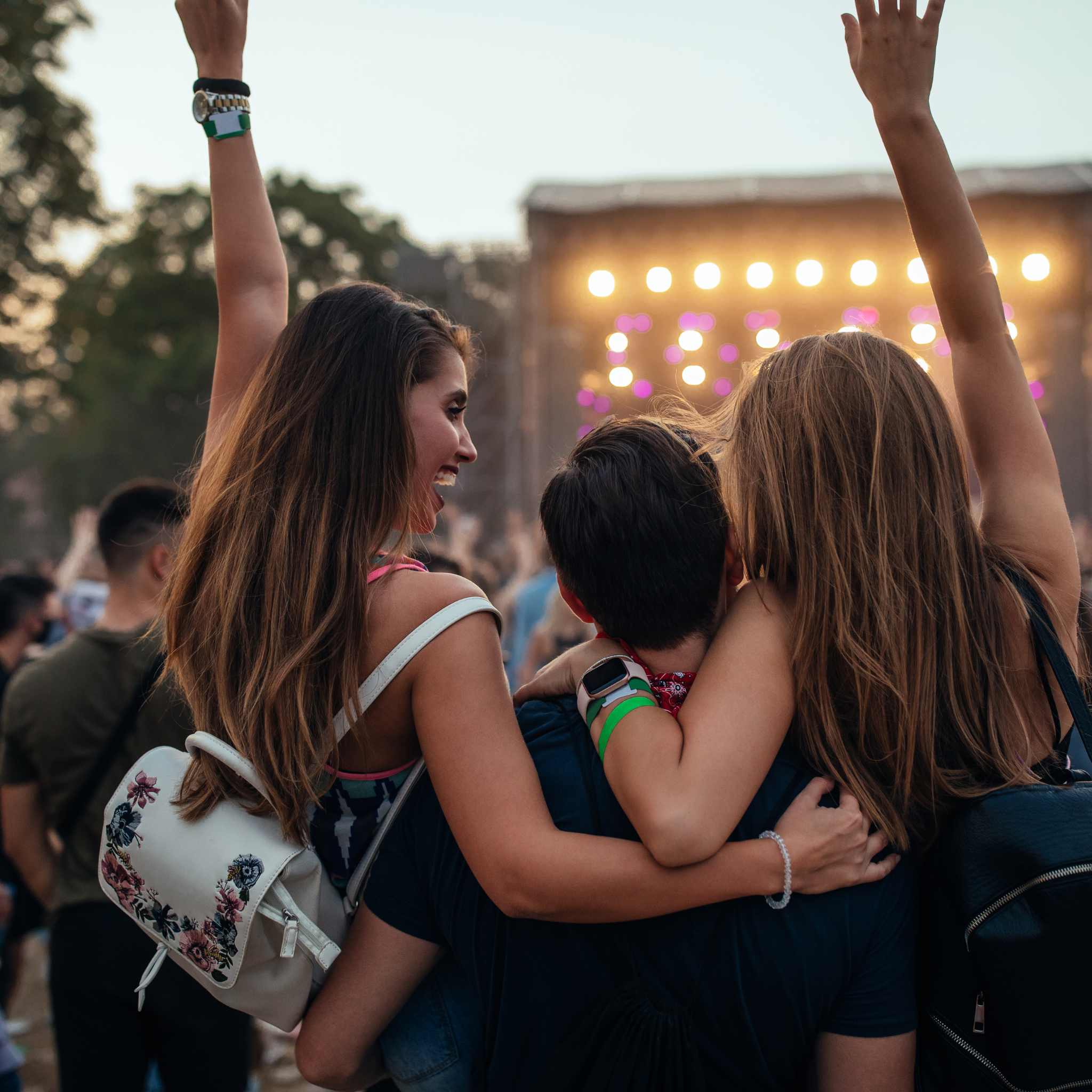 Concert assourdissant en festival, protection auditive avec QuietPlugs recommandée