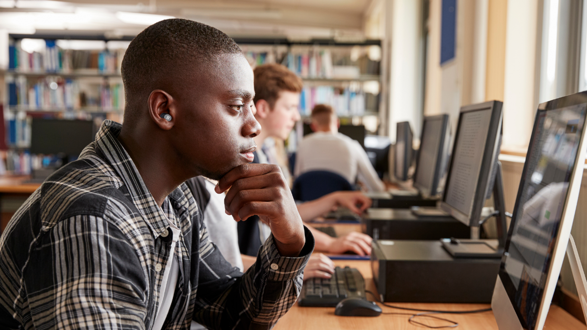 Personne portant les QuietPlugs pour une concentration optimale