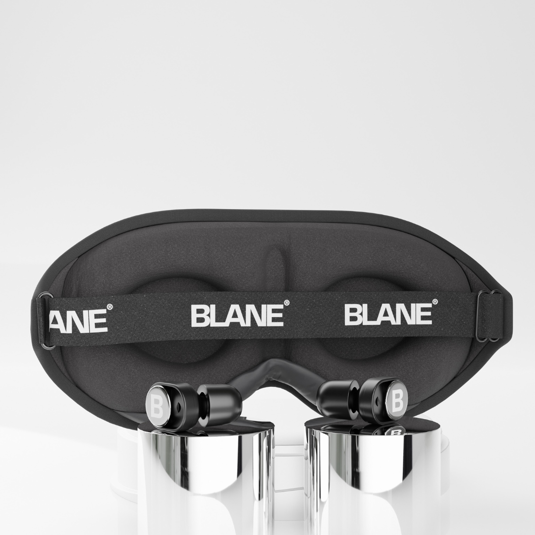 Masque de sommeil AbsoluteBlack et bouchons d'oreilles QuietPlugs sur fond blanc