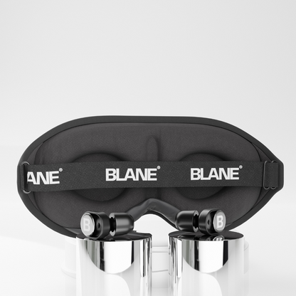 Masque de sommeil AbsoluteBlack et bouchons d'oreilles QuietPlugs sur fond blanc