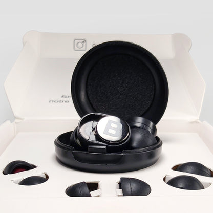 Bouchons d'oreilles QuietPlugs dans leur boîte de transport ouverte – Étui compact et pratique