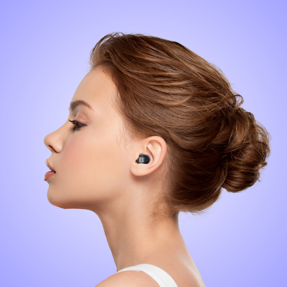 Femme utilisant des bouchons oreilles QuietPlugs pour silence, profil